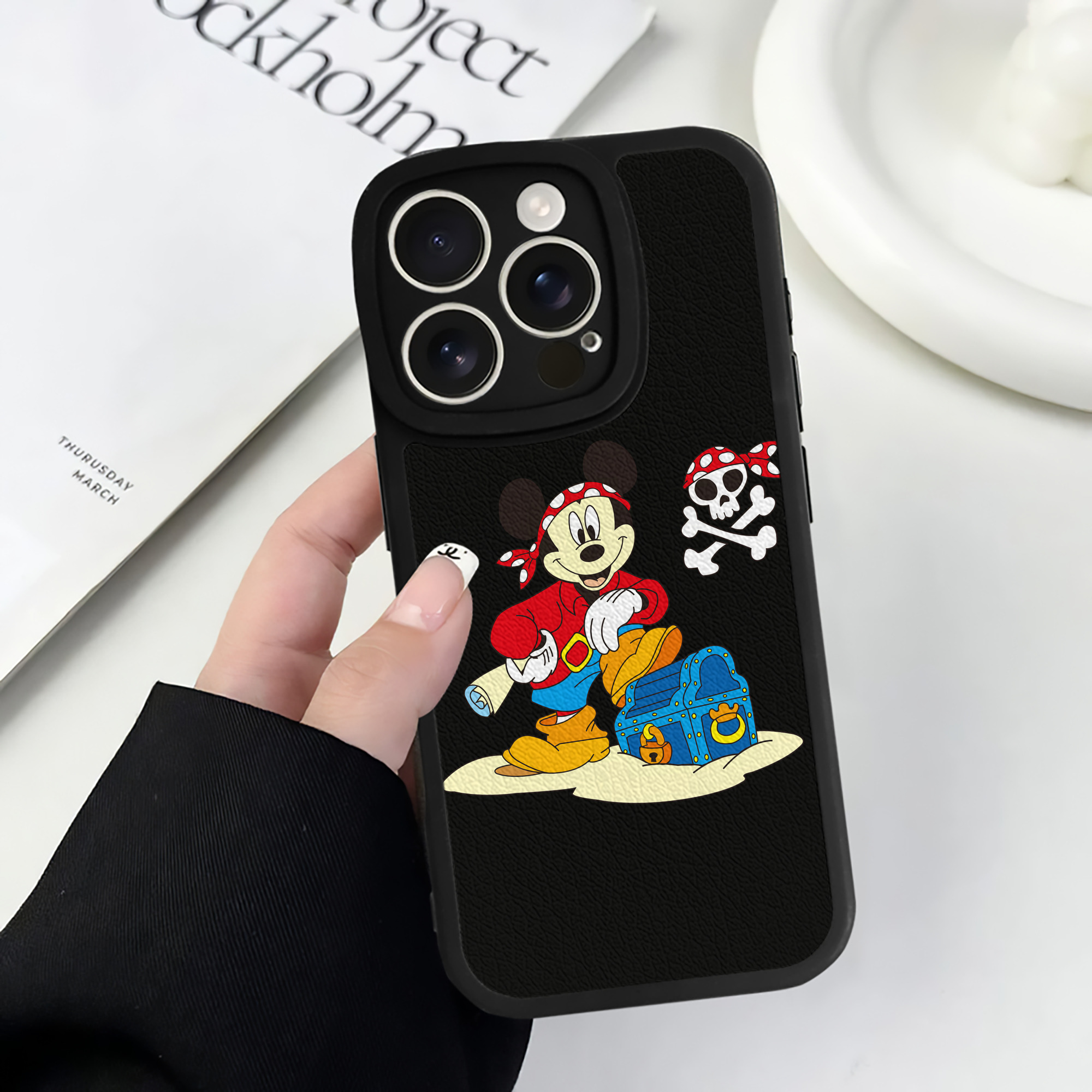 （画像用） ミッキーマウス Mickey Mouse 【iPhone 16シリーズ対応】シリコンスマホケース（レザー調） 材質：シリコン